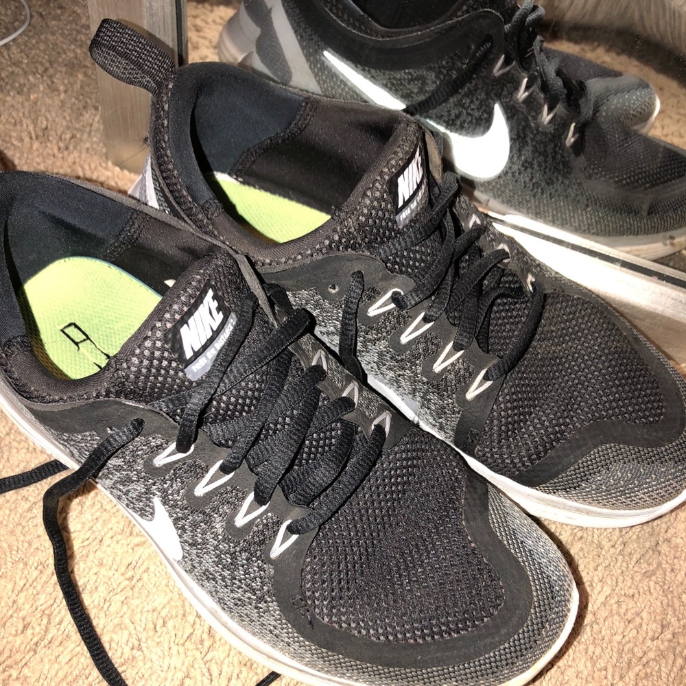 Black Nike tennis shoes